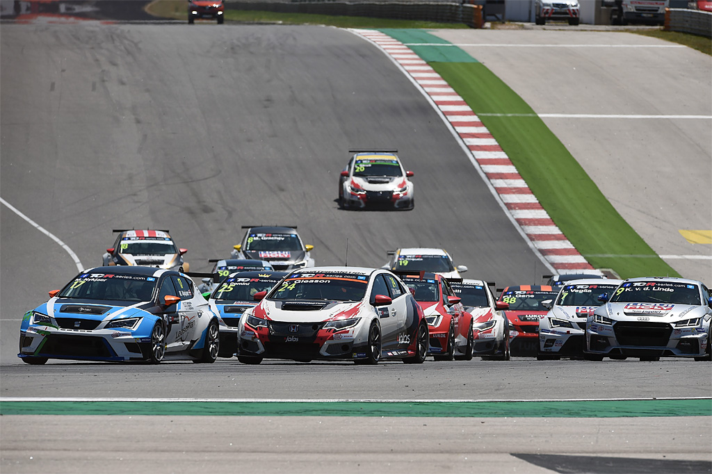 Michel Nykjær i spidsen for TCR feltet
(Foto: TCR)